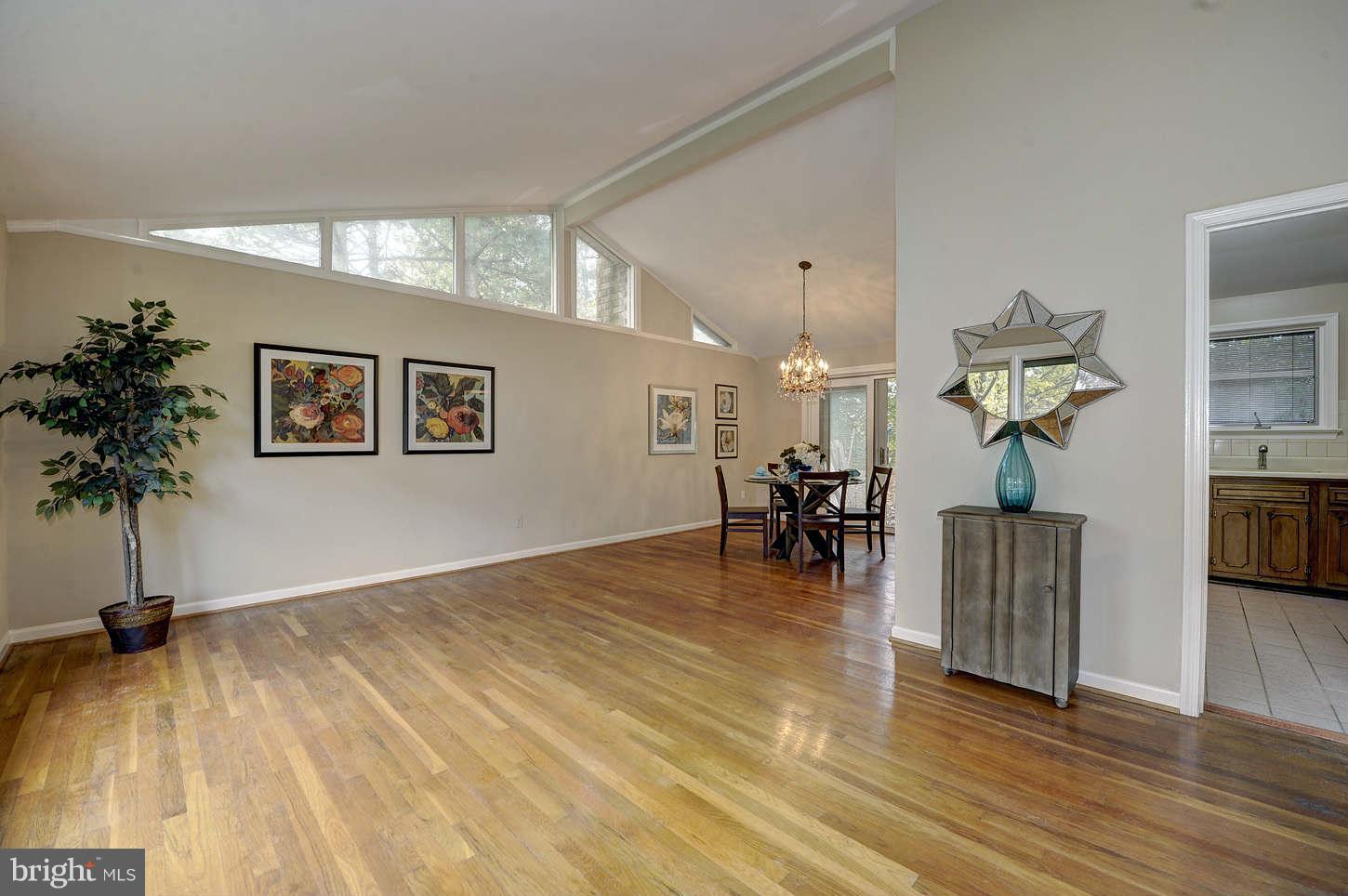 8457 Thames Street Springfield, VA 22151 - Photo 2 of 30 Living Room