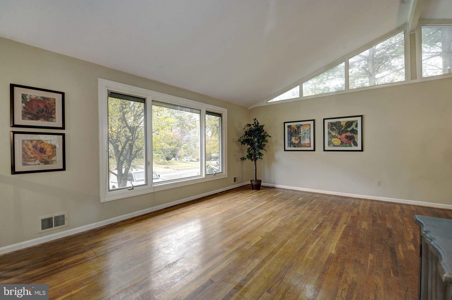 8457 Thames Street Springfield, VA 22151 - Photo 5 of 30 Living Room