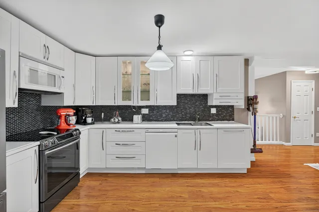 $389,900 | 157 Bluebird Drive, Naugatuck, CT 06770