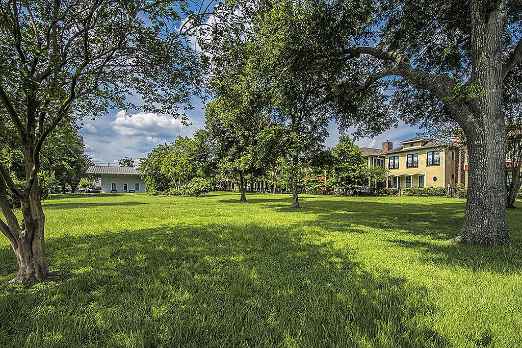 1137 West 24th Street, Unit A Houston, TX 77008 - Photo 34 of 40 a view of a house with a big yard