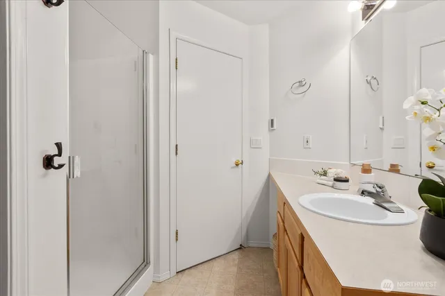 a view of front of a house with a yard