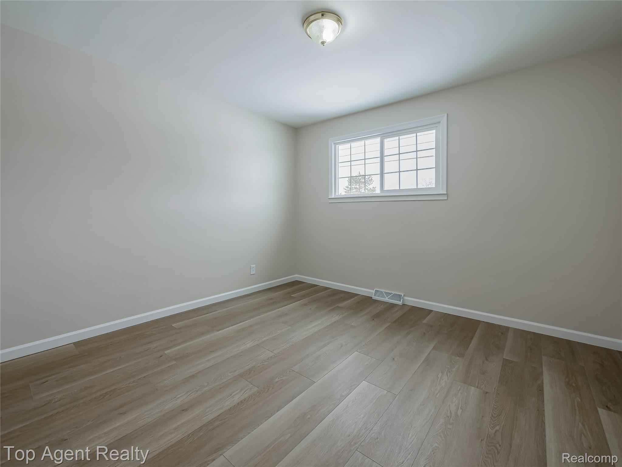 20580 21 Mile Road Macomb, MI 48044 - Photo 20 of 41 21 Mile-18.jpg