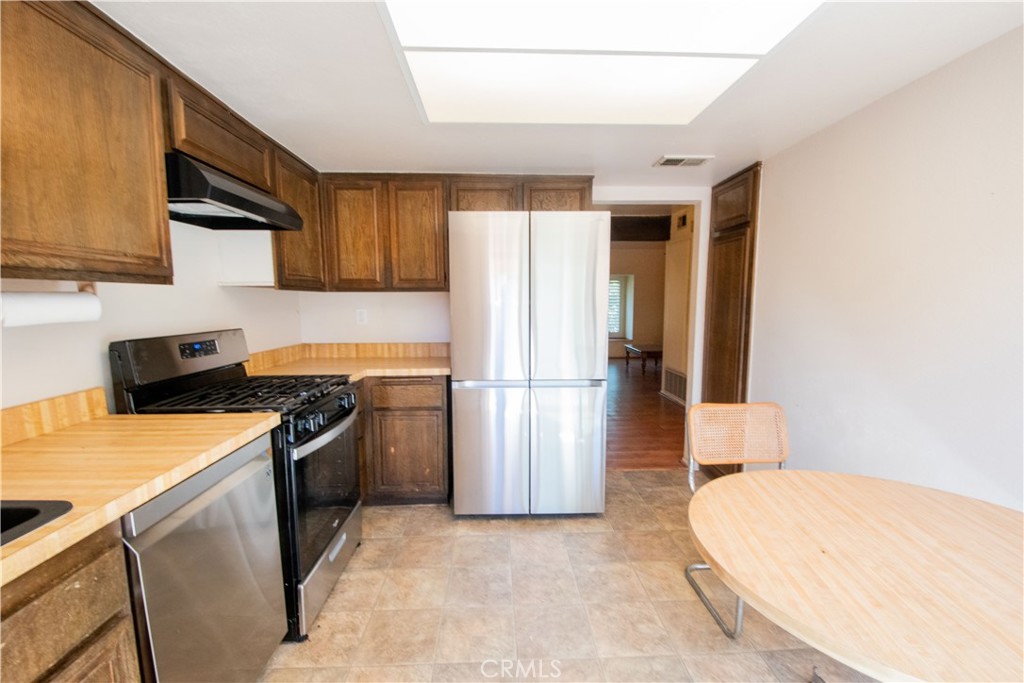 20135 Leadwell Street, Unit 2 Winnetka, CA 91306 - Photo 8 of 21 a kitchen with a stove a sink and a refrigerator