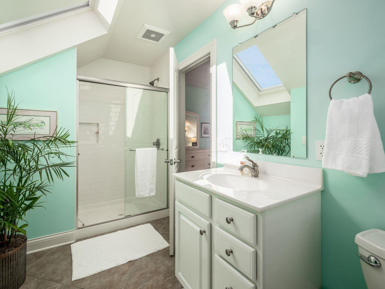 2079 Guilford Road Columbus, OH 43221 - Photo 40 of 81 Full Bath 1