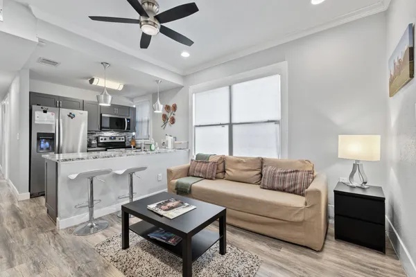 $1,800 | 412 Drew Street, Unit 3, Houston, TX 77006