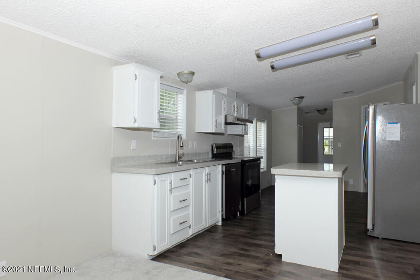 4512 Racoon Run Middleburg, FL 32068 - Photo 10 of 36 Kitchen With Island