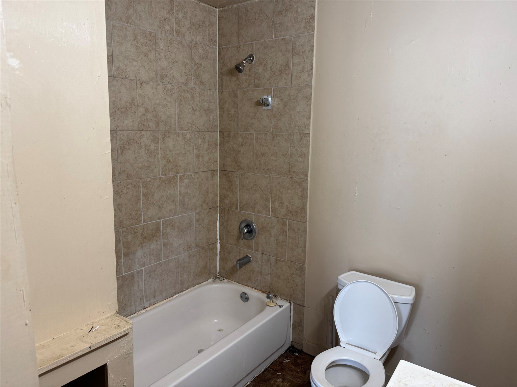 606 East 42nd Street Houston, TX 77022 - Photo 8 of 14 a bathroom with a toilet bathtub and shower