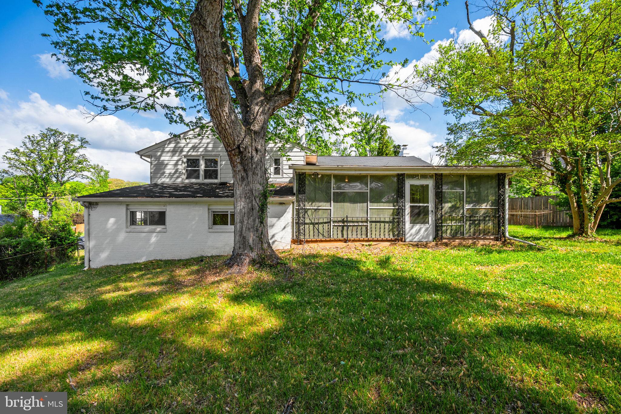 7505 Nottoway Place Springfield, VA 22150 - Photo 20 of 23 Charming home with lush greenery.