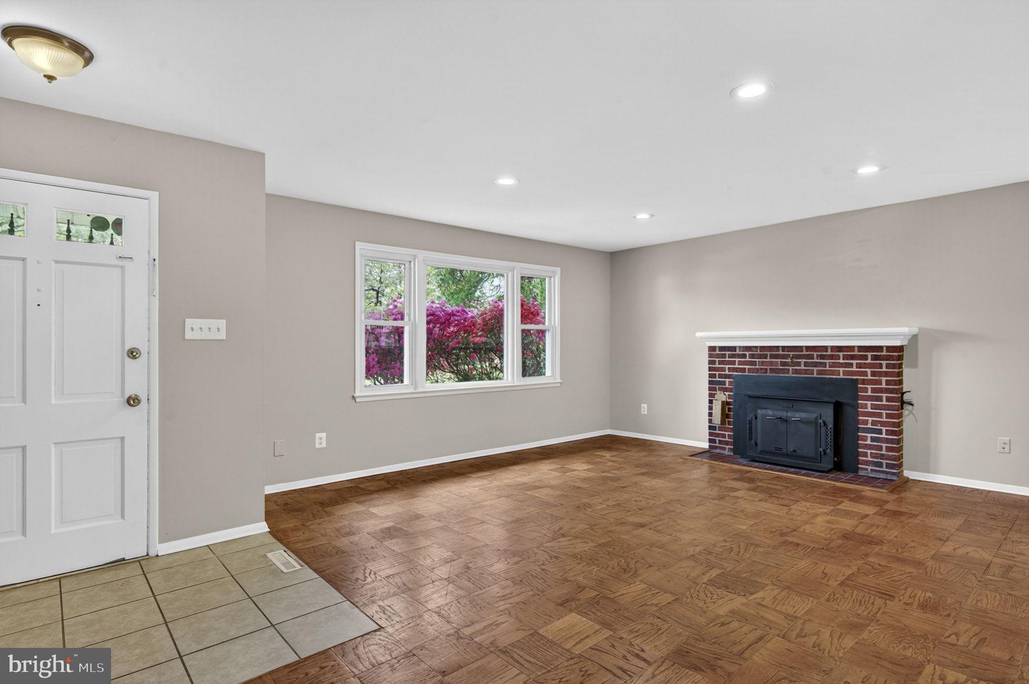 7505 Nottoway Place Springfield, VA 22150 - Photo 3 of 23 Bright and inviting living space.