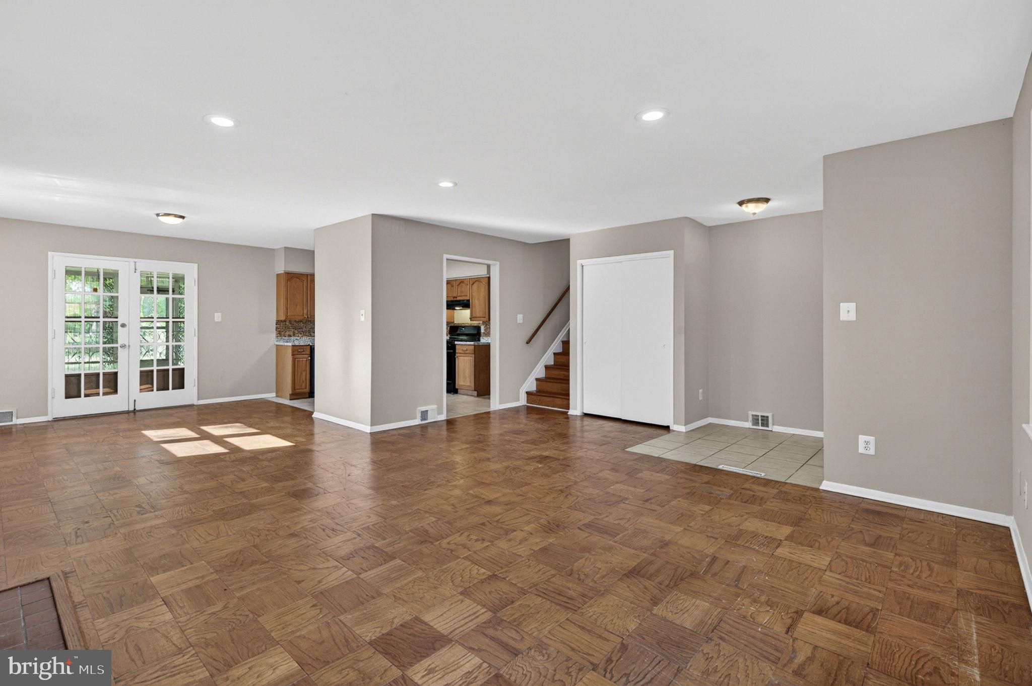 7505 Nottoway Place Springfield, VA 22150 - Photo 4 of 23 Spacious, sunlit living area awaits you.