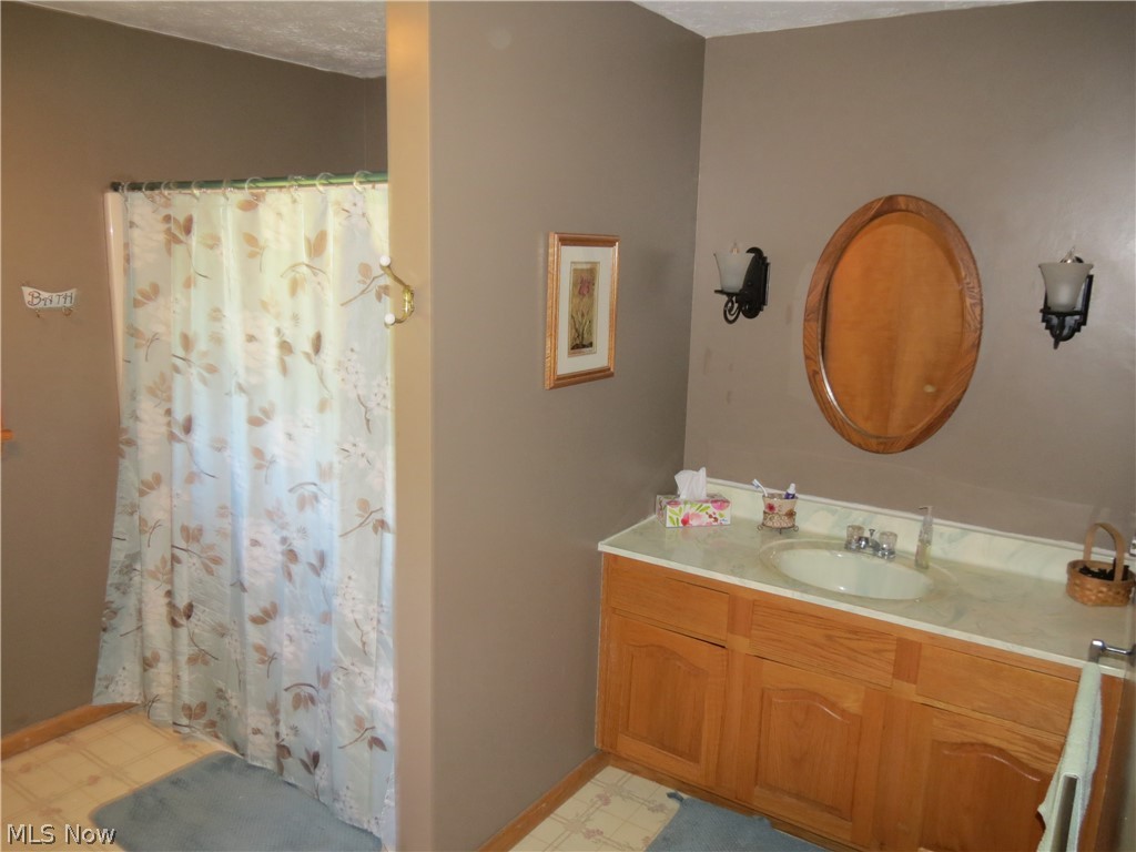 5444 State Road Kingsville, OH 44048 - Photo 13 of 33 Large full bath on main floor