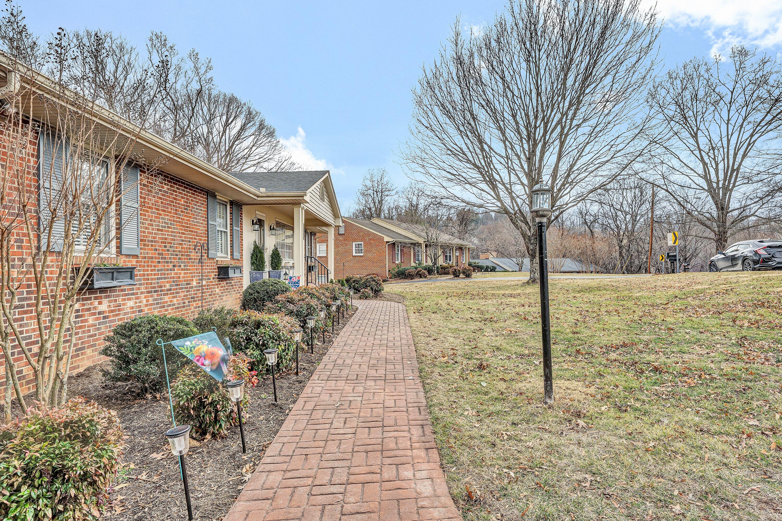 4544 Rosecrest Road Roanoke, VA 24018 - Photo 4 of 42 IMG_6065