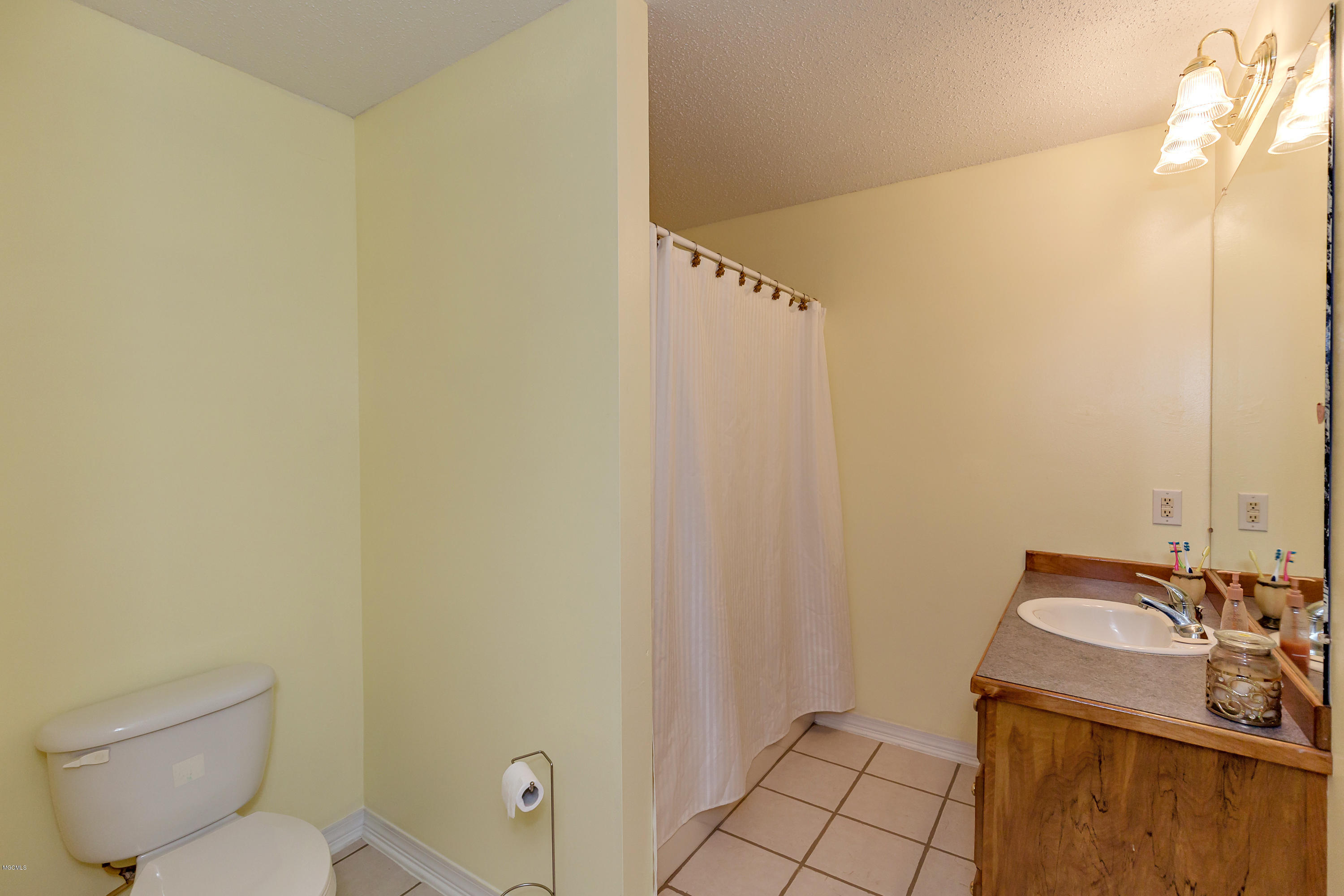 1412 Laurelglen Road Gautier, MS 39553 - Photo 27 of 64 Master bath