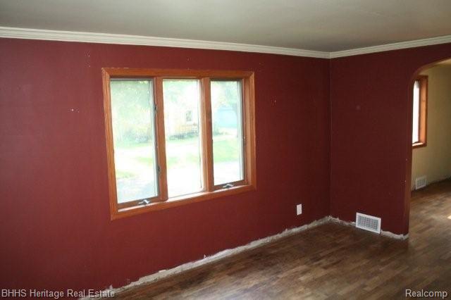 314 6th Street Fenton, MI 48430 - Photo 7 of 20 Living Room