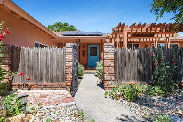 a view of entryway front of house