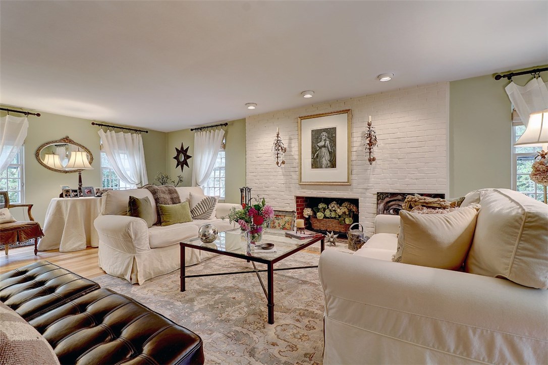 39 Major Potter Road Warwick, RI 02886 - Photo 17 of 32 Room for two and space for a crowd
