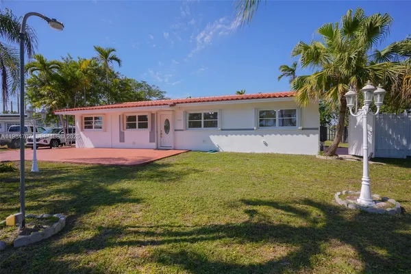 $749,900 | 10521 Southwest 41st Terrace, Miami, FL 33165
