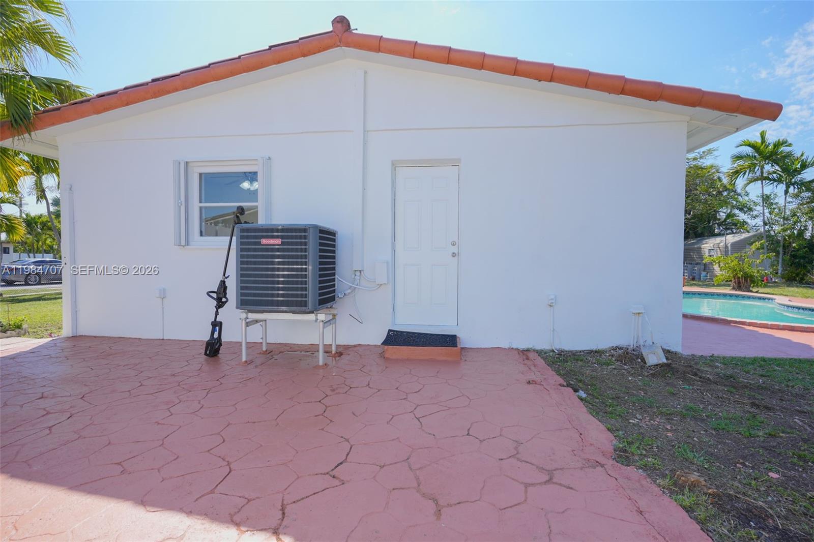 10521 Southwest 41st Terrace Miami, FL 33165 - Photo 42 of 68 Side Entry
