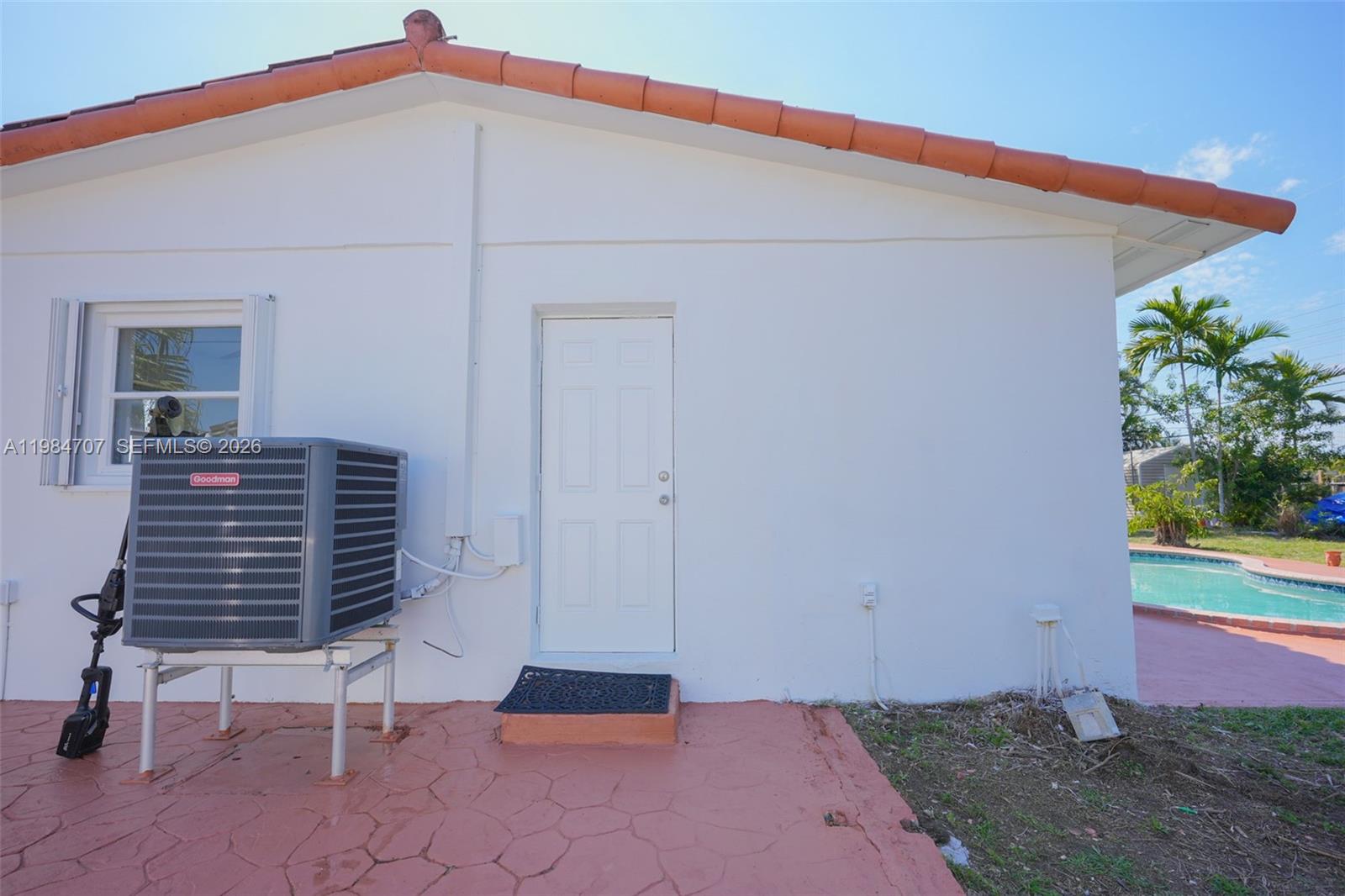 10521 Southwest 41st Terrace Miami, FL 33165 - Photo 43 of 68 Side Entry