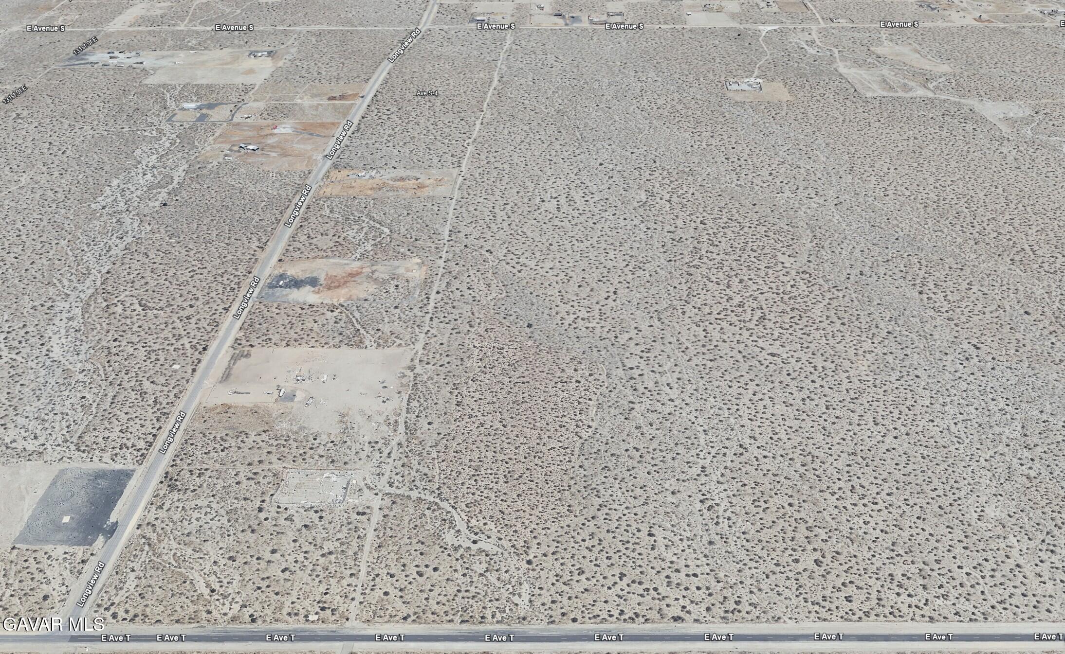 136th Street Littlerock, CA 93543 - Photo 14 of 16 view of a dry yard with wooden floor