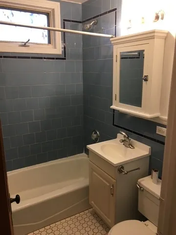 $3,000 | 3018 North Racine Avenue, Unit 2R, Chicago, IL 60657