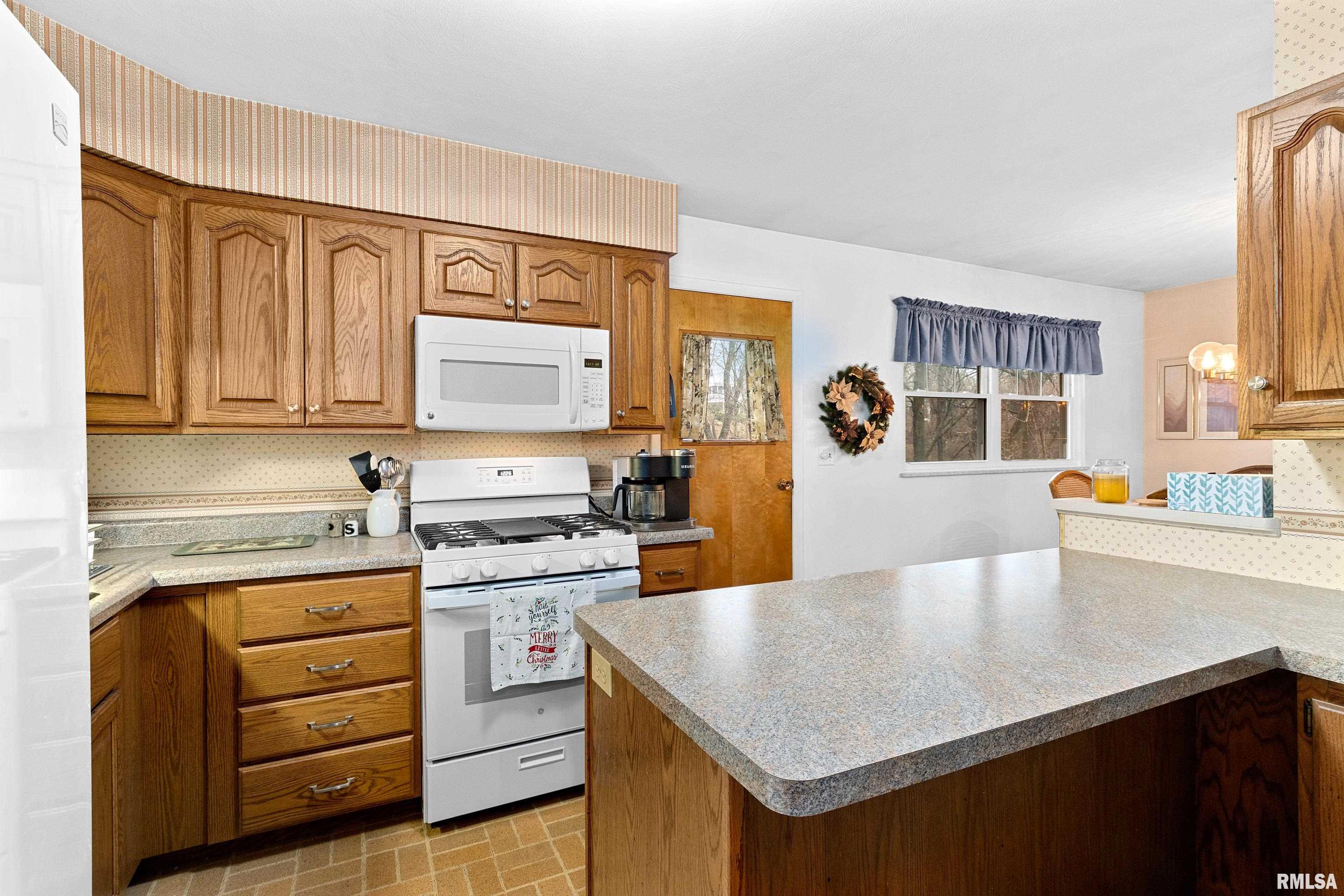 6146 North Hamilton Road Peoria, IL 61614 - Photo 12 of 25 Gallery Image 12