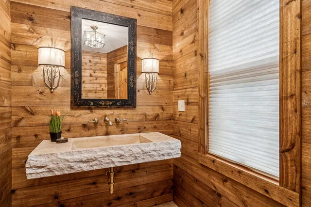 $1,865,000 | 2346 Quechee Main Street, Hartford, VT 05059