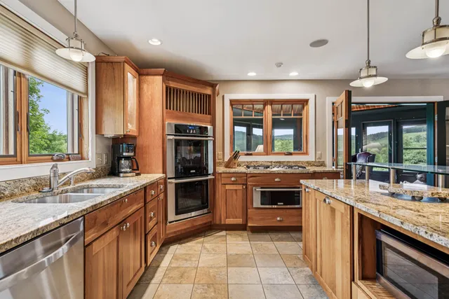 $1,865,000 | 2346 Quechee Main Street, Hartford, VT 05059