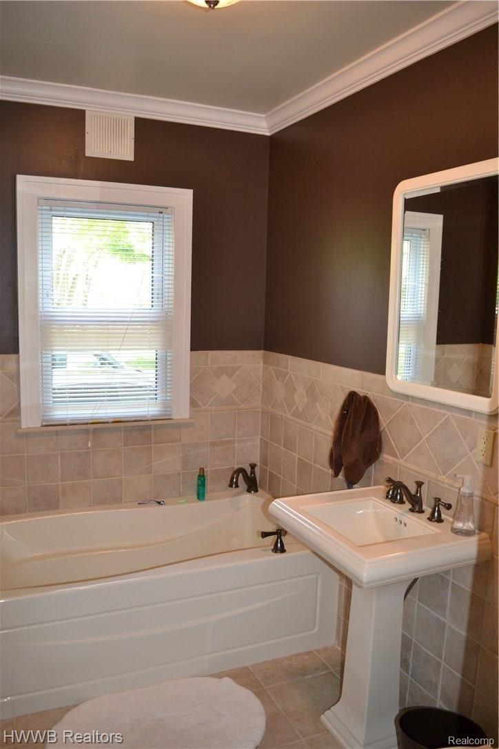 4366 Orion Road Rochester, MI 48306 - Photo 15 of 34 First Floor Bathroom