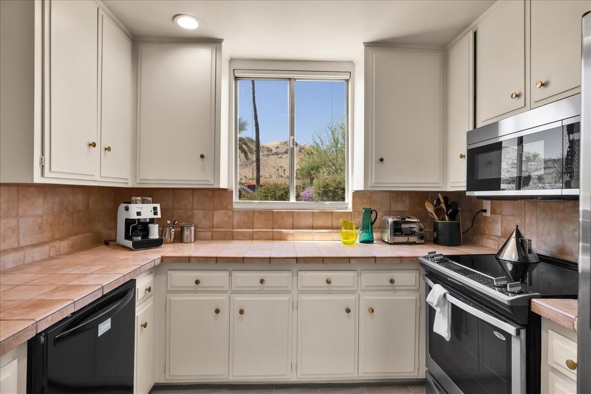 1859 Sandcliff Road Palm Springs, CA 92264 - Photo 11 of 37 Kitchen