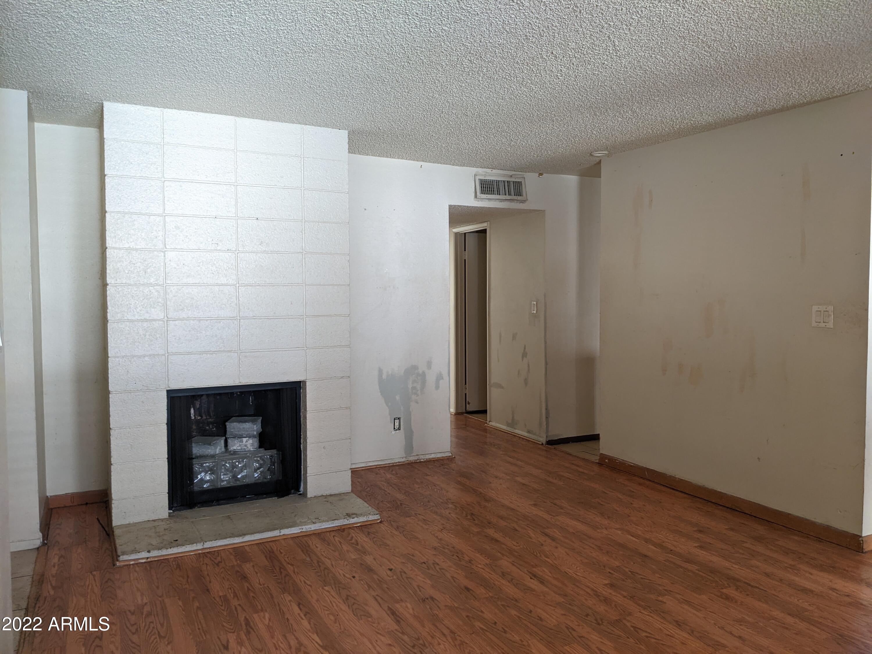5525 East Thomas Road East, Unit D2 Phoenix, AZ 85018 - Photo 5 of 8 PXL_20220210_190157851.MP