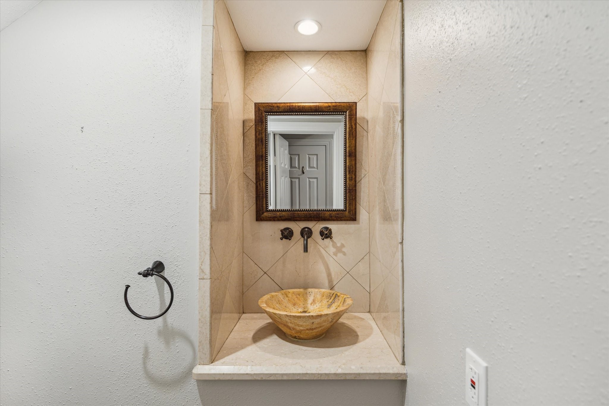 6310 Arnot Street Houston, TX 77007 - Photo 12 of 21 Stylish half bath.