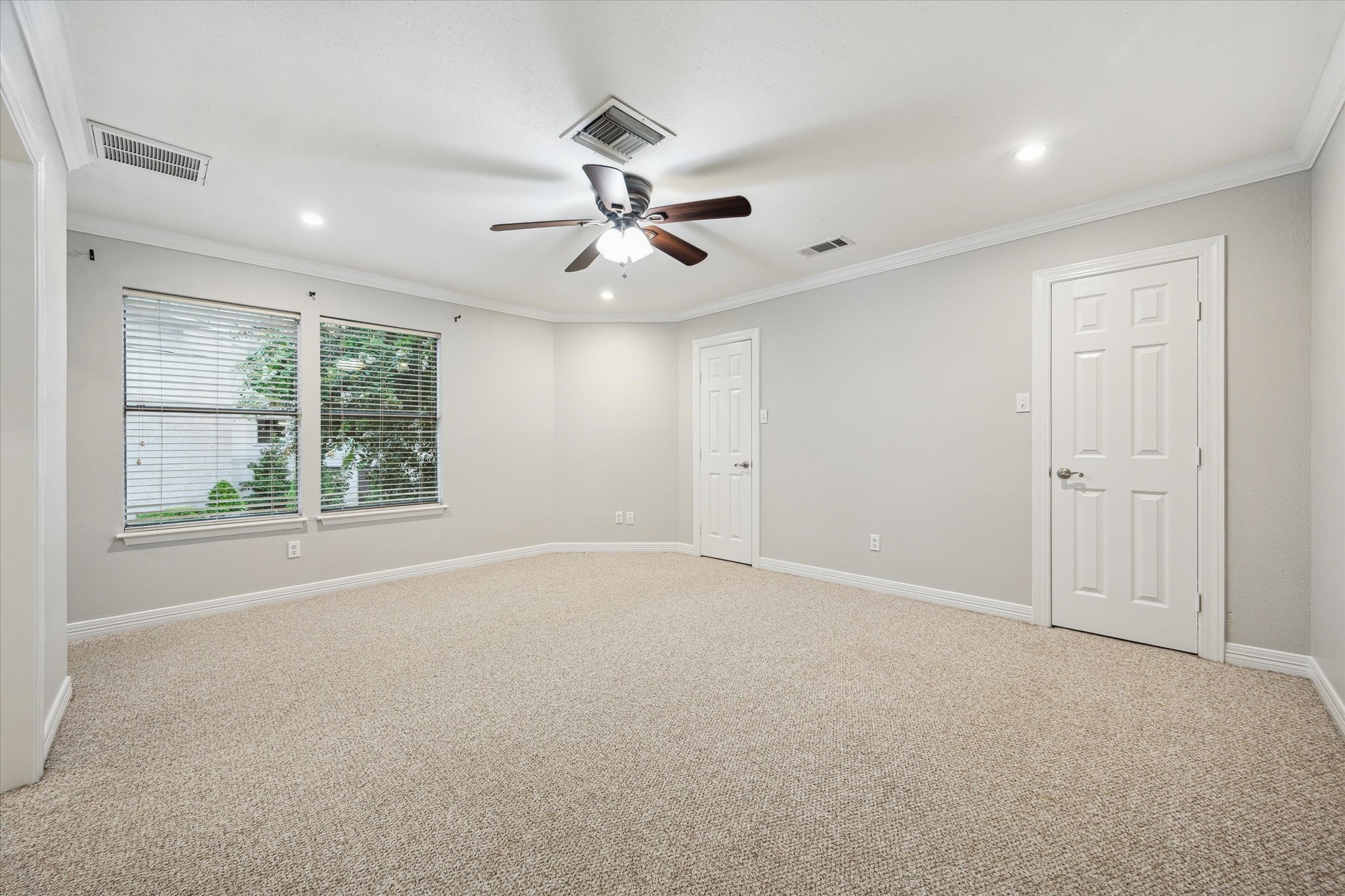 6310 Arnot Street Houston, TX 77007 - Photo 16 of 21 Large Primary bedroom with two large closets.