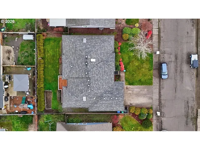 a black and white photo of a building