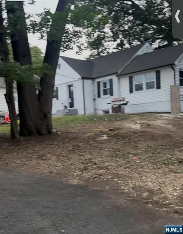 a view of a house with backyard and a garden