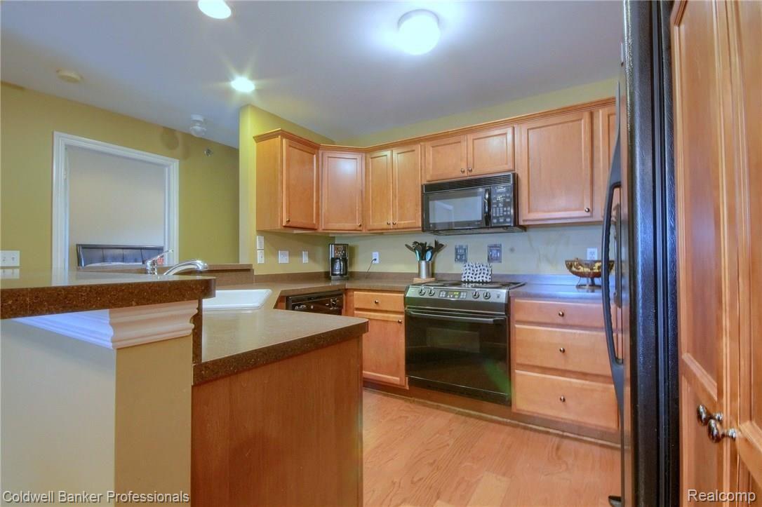 45481 North Stonewood Road Canton, MI 48187 - Photo 11 of 32 Kitchen.jpg