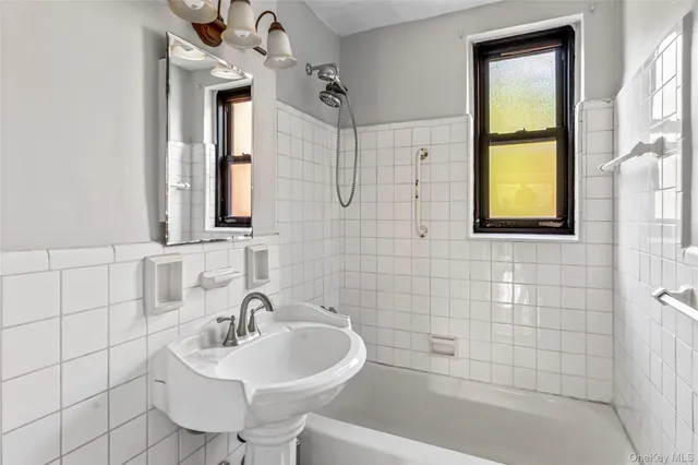 $399,000 | 140-15 Holly Avenue, Unit 4E | Flushing