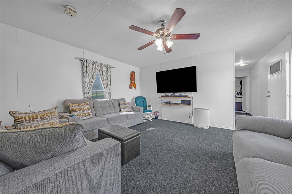 220 Country Side Court Springtown, TX 76082 - Photo 5 of 35