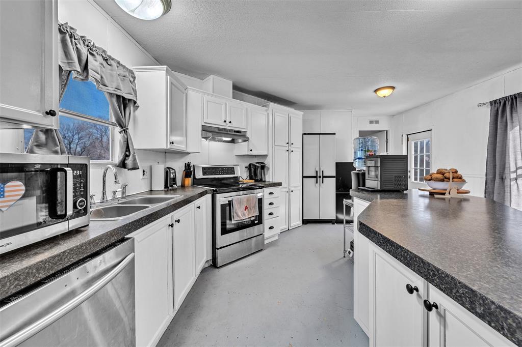 220 Country Side Court Springtown, TX 76082 - Photo 8 of 35