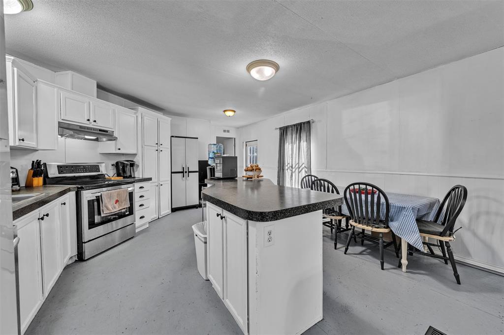 220 Country Side Court Springtown, TX 76082 - Photo 9 of 35