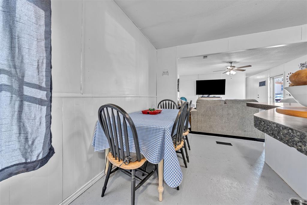 220 Country Side Court Springtown, TX 76082 - Photo 10 of 35