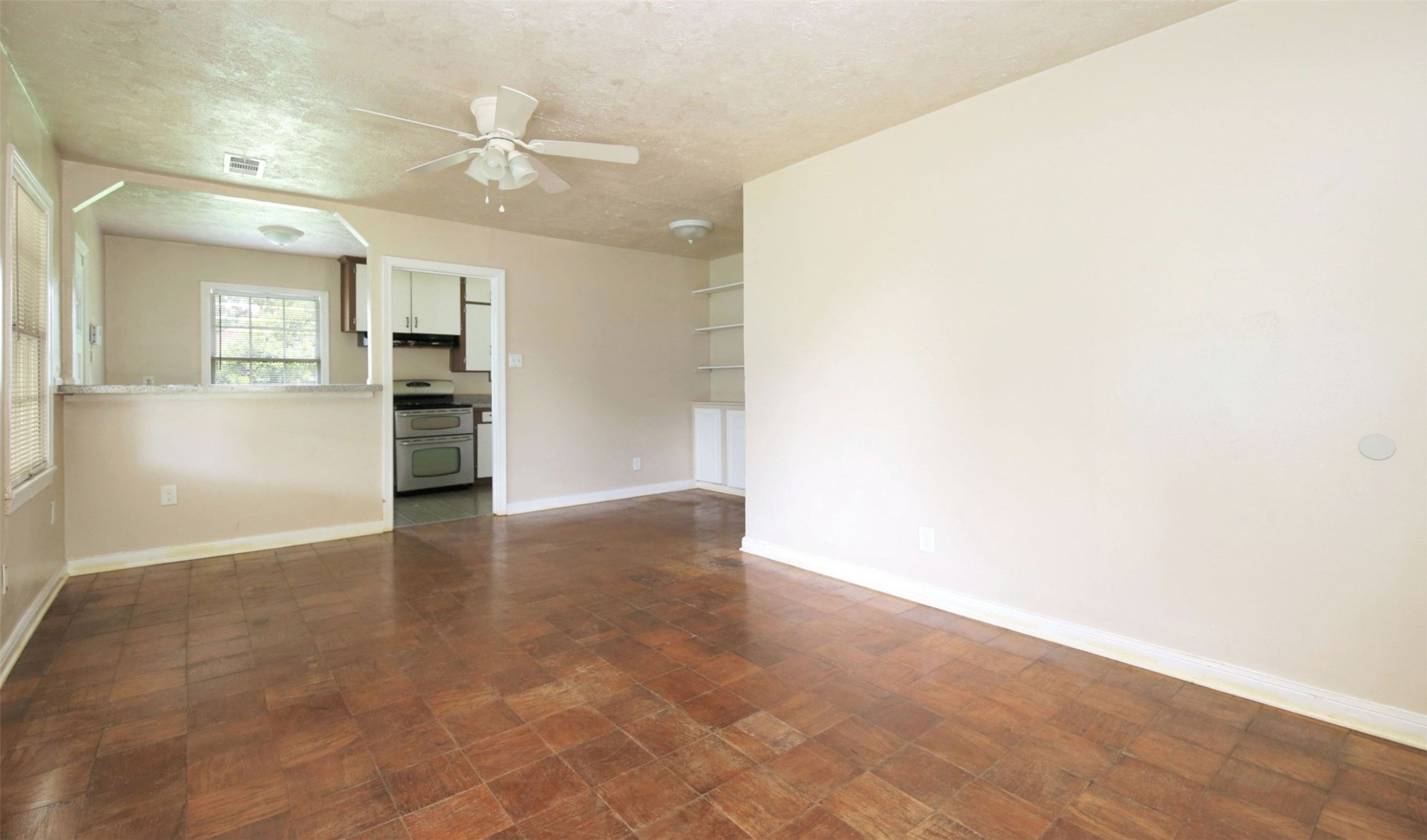 5137 Chennault Road Houston, TX 77033 - Photo 3 of 11