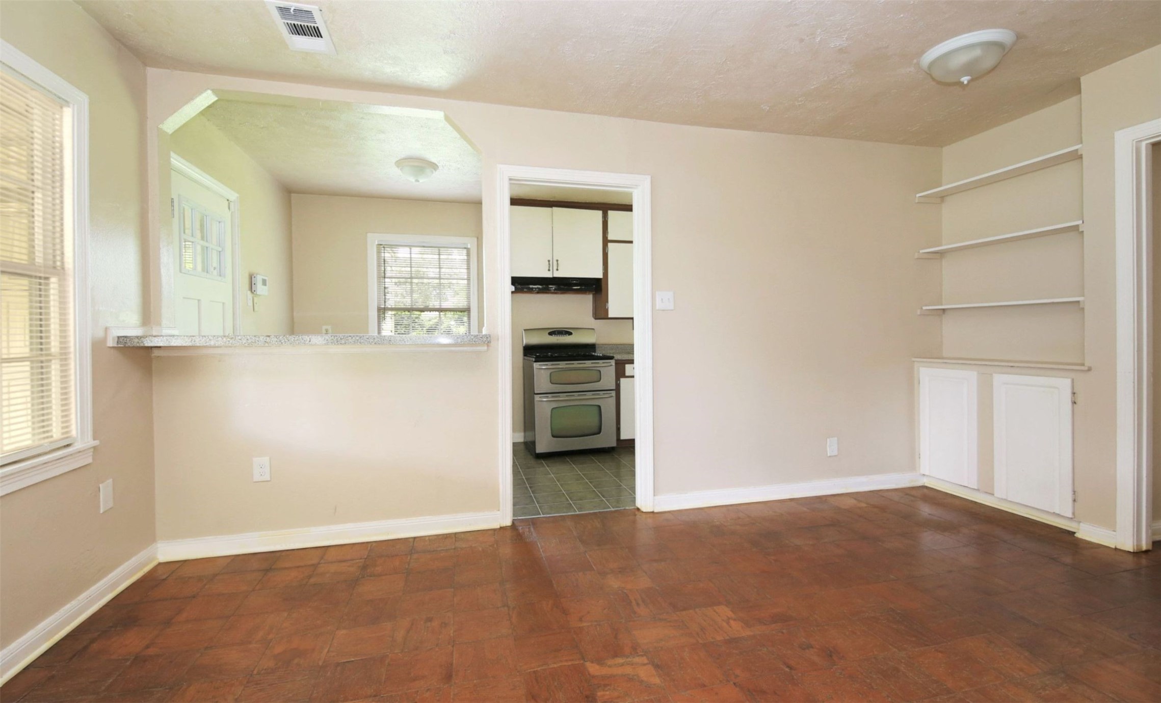 5137 Chennault Road Houston, TX 77033 - Photo 4 of 11