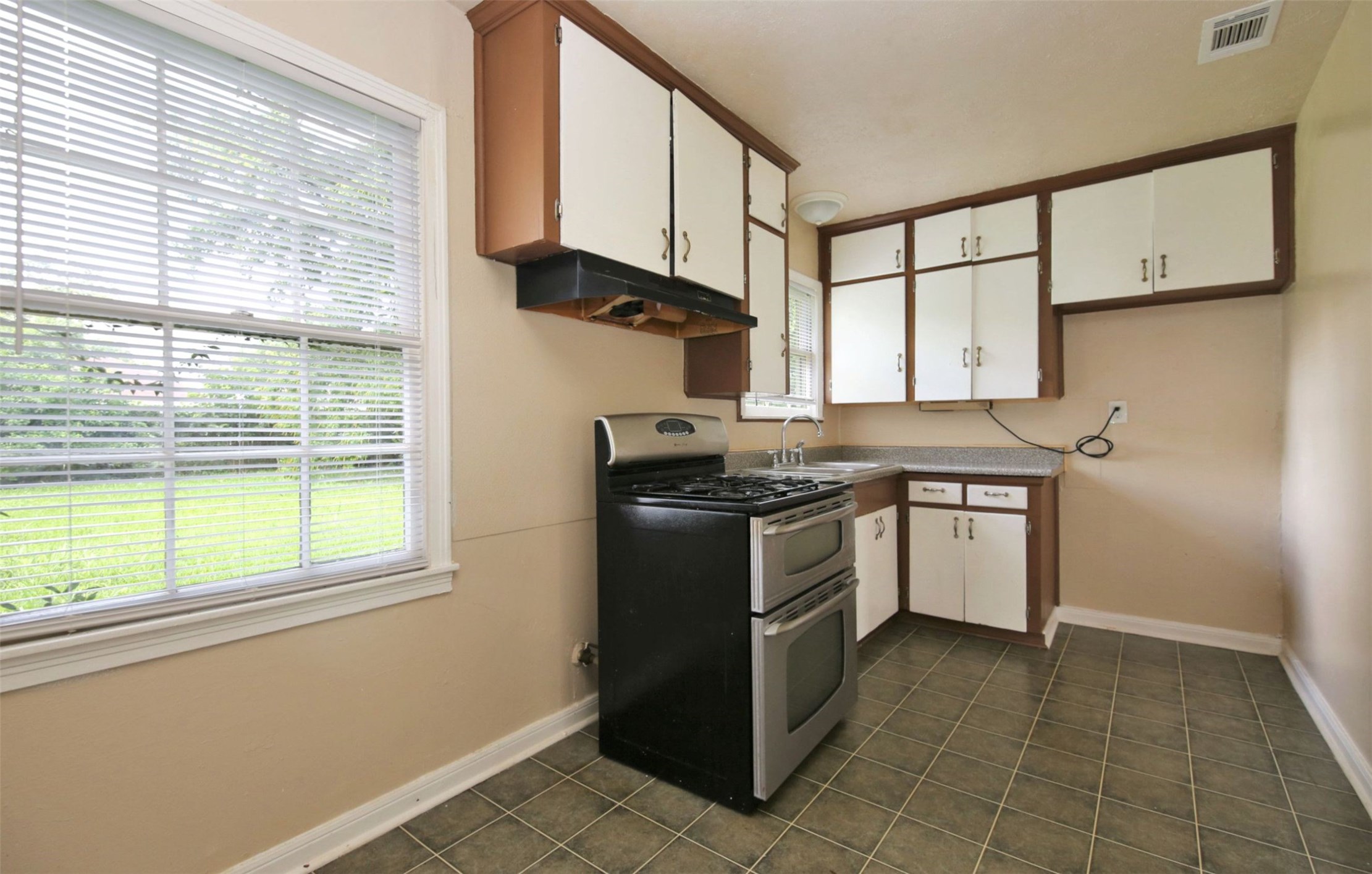 5137 Chennault Road Houston, TX 77033 - Photo 6 of 11