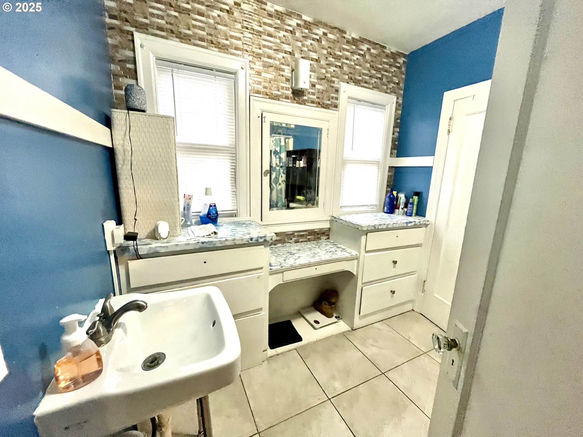 385 Southeast Twp Road Canby, OR 97013 - Photo 27 of 30 a bathroom with a sink mirror and a window