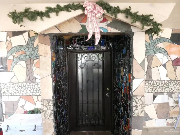 a view of entryway front of a house