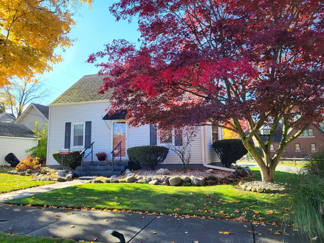 a front view of house with yard