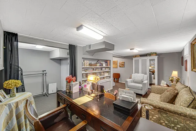 a view of livingroom with furniture