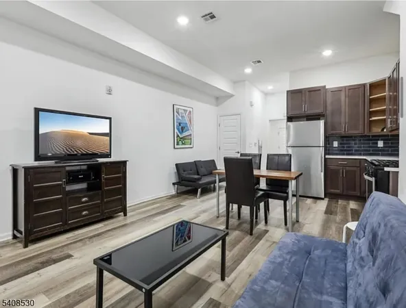 $2,500 | 430 Ocean Avenue, Unit 1L, Jersey City, NJ 07305