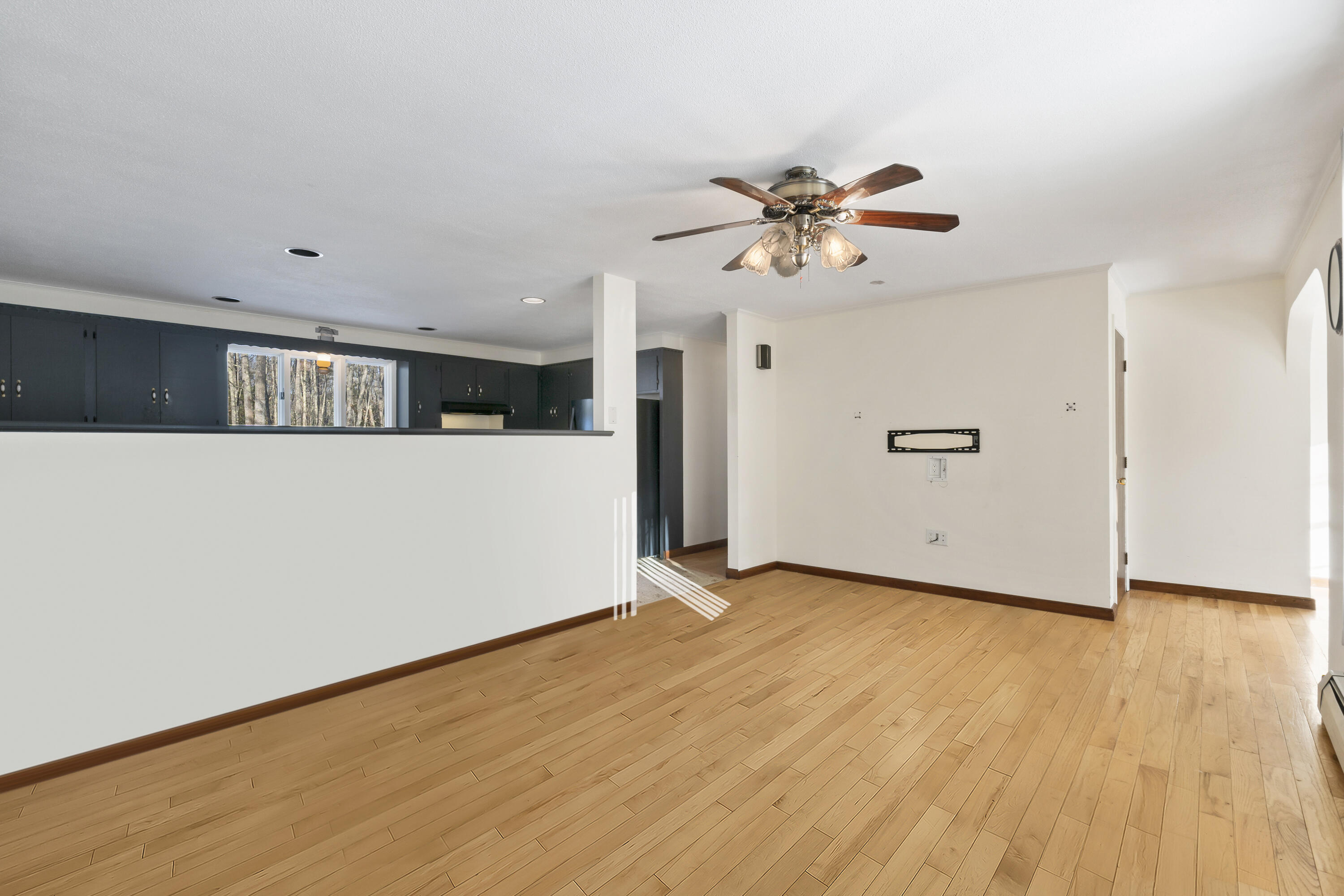 974 New County Road Biddeford, ME 04005 - Photo 15 of 43 Living Room